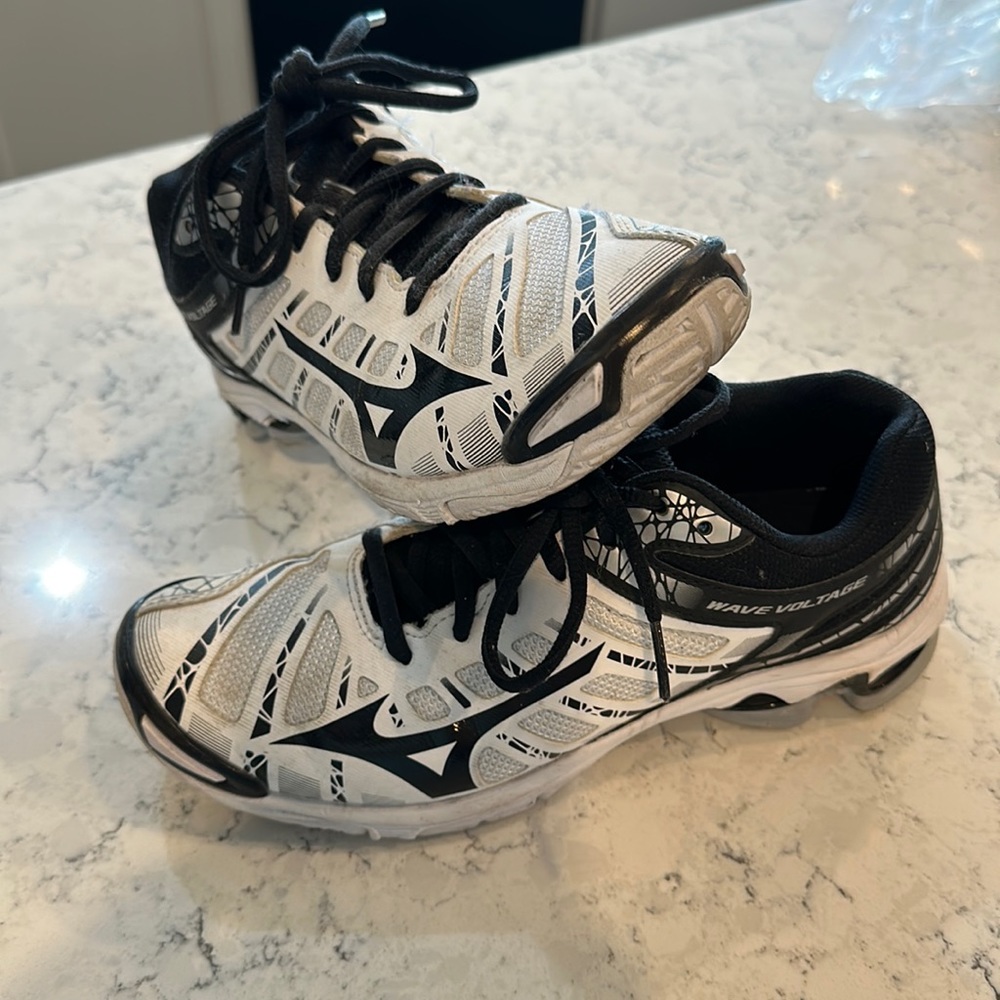 Mizuno volleyball shoes